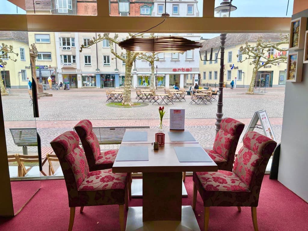 Rastetten Cafe gemütlicher Innenbereich mit Ausblick