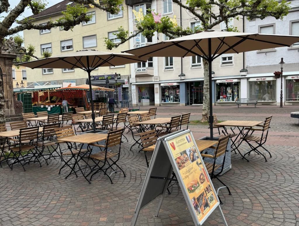 Die Terrasse des Café Rastetten in der Rastatter Innenstadt